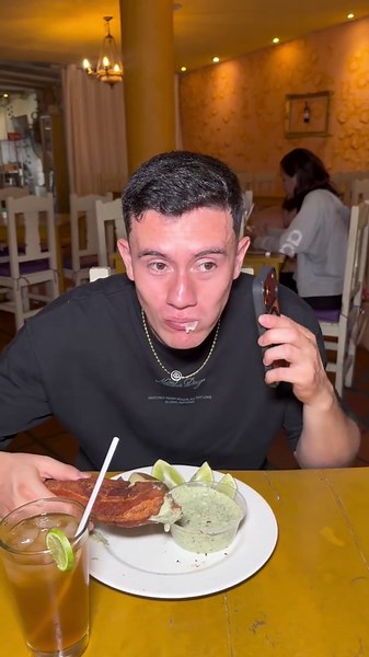 Te ha pasado ? 🙈🤣🤣🤣🤣🤣🤣 25 k 🎁 1/2 kg, CHORIZO más yuca, papa, guacamole y picante más bebida incluida. 25.000 $🎁 Chicharrón crujiente y carnudo, guacamole, media papa pastusa con chimichirri mas agua Panela o papelón limón incluida 🥤 30 k 🎁 Salchi Papa, papa en casco,Chicharrón, salchicha, guacamole, queso y salsas de la casca derretido   Bebida incluida 🥤 25.000 $🎁 Cachapa con chicharrón y queso de mano más bebida incluida 🥤 30.000 $ 🎁 Chicharrón carnudo y crujiente, limón, chori
