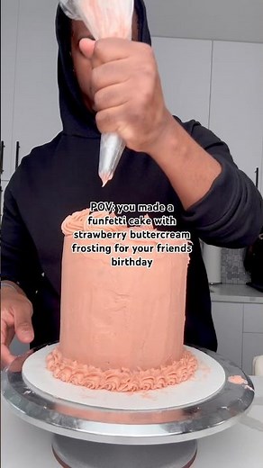 Funfetti cake with strawberry buttercream frosting 🤤🎂