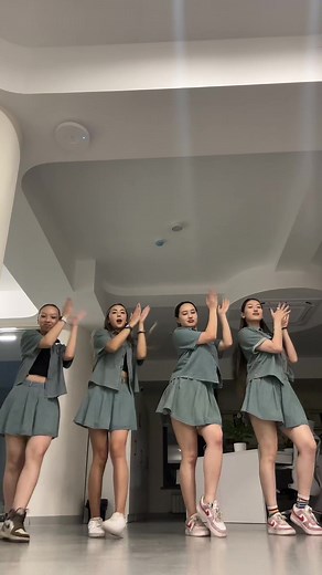 mayb.team (@mayb.team)’s videos with nhạc nền - Trio Crew