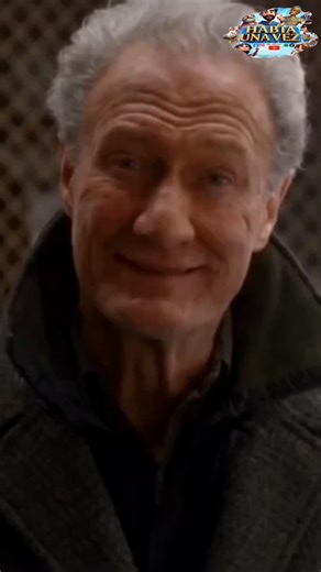 Había Una Vez By Momo on Instagram: "¡El villano más icónico que Kevin McCallister nos presentó! 🎬🔫 Descubre la historia de Ralph Foody, el actor de Chicago que, con solo unos minutos en pantalla, se volvió eterno. Todos lo recordamos como el implacable gangster Johnny en la película ficticia "Ángeles con almas sucias", el terror de los repartidores de pizza 🍕❄️. De su voz nació la frase legendaria: “Quédate con el cambio, ¡animal asqueroso!”, un sello absoluto de la cultura pop 🎞️✨. Aunque 