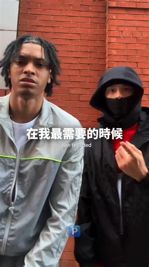 Label P on Instagram: "Nemzzz右邊的人好像有點眼熟🤔 Nemzzz - PTSD @nemzzz_ 〈PTSD〉是英國饒舌歌手 Nemzzz 的早期作品之一，延續其一貫的 UK rap 風格，以冷靜而內斂的語氣描寫街區成長經驗。歌名中的「PTSD」並非指醫學上的創傷後壓力症候群，而是作為隱喻，象徵長期處於缺乏關懷、充滿壓力與誘惑的環境中所形成的心理狀態。歌詞多次提及沒有人關心、必須依靠自己累積成果，以及刻意壓抑情緒的處世方式，呈現出對現實的清醒認知與自我保護意識。這首作品並非炫耀成功，而是記錄在不安環境中選擇專注目標、保持警惕的生存心態，也為 Nemzzz 後續作品中「自立、克制、向上累積」的創作基調奠定基礎。 （右邊的其實就是中央西😆） #nemzzz #ptsd #centralcee #音樂分享 #中文翻譯"