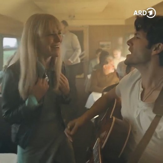 Soll sich die Band um Sängerin Carla für einen Neuanfang im Westen entscheiden oder zurück in die DDR fahren? 🎸 Alli Neumann spielt in "3 ½ Stunden" eine der Hauptrollen und liefert auch den Soundtrack zum Film – jetzt in der ARD Mediathek: 1.ard.de/3-1-2-stunden | ARD Mediathek