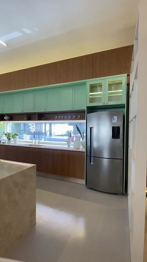 Cozinha Moderna em Verde e Madeira: Inspire-se na Reforma