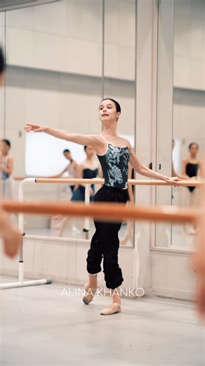 Alina Khanko * Ballet soul on Instagram: "Masterclass of @marachok in Tokyo 🎀 Organizer @impressario_ballet Video by @alinakhanko #ДушаБалета ☎️ +7-911-921-11-26 Он же WhatsApp #балет #балерина #ballet #balletgirl #ballerina #balletdancer #марияхорева #marachok #mariakhoreva #alinakhanko #алинаханько #alinakhankophotography #балетныйфотограф #балетныйфотодень #фотоденьдушабалета #хоревамария #mariinskytheatre #balletsoul #mariinsky #академиявагановой #vaganovastudents #vaganovaballetacademy #ba