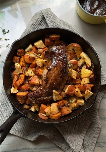 Let’s make a maple apple cider pork tenderloin with roasted apples and sweet potatoes, honey 😘 recipe over on my website ❤️