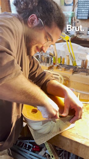 C'EST MON MÉTIER. Son métier à lui, c'est luthier. Ils ne sont plus que 12 en France à fabriquer des luths et des guitares anciennes, et Alex-Théo est le plus jeune d'entre eux. On l'a rencontré dans son atelier au fin fond de la forêt de Brocéliande. | Brut