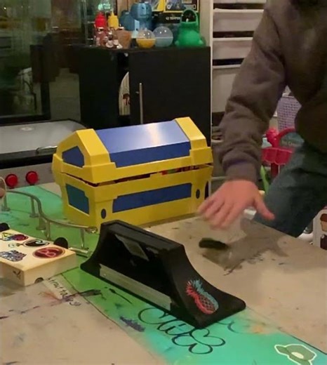 Fingerboarding-Kick flip off this chest #fingerboard #cool #kickflip #slowmotion