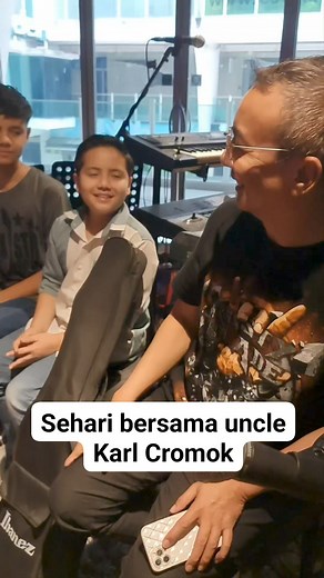 Harris baru tau rahsia uncle Karl Cromok dapat ilham buat lagu I Don't Belong Here. . Uncle Karl kata kena duduk oversea baru tau sbb dia kata, "I don't belong there." 😂 Tapi Harris rasa sebenarnya masa uncle Karl dkt Australia dia dpt ilham buat lagu tu sebab dia rindu nak makan daging salai masak lomak. 🤭 hihi betul ke uncle KARL Cromok ? #whynotharris #cromok #karlcromok | Why Not Harris