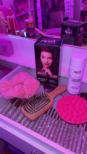 Monthly must-haves: The Splat conditioner for a glossy finish obviously. Perfect after a spontaneous dyeing session! 💖 Comment your monthly faves below and check out @cvs to get yours today! @playygirldom #HairTransformation #HairGoals #MustHaves