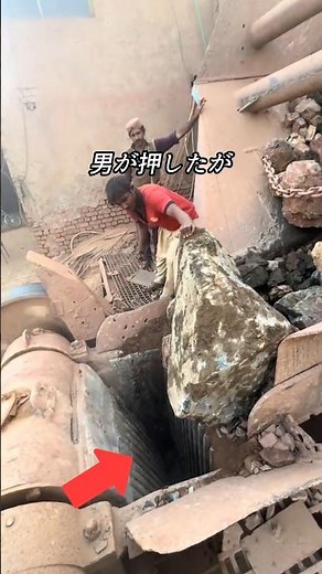巨大な岩を人力で砕く パキスタン採石場の危険作業