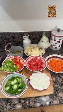 Delicioso gulash acompañado de arroz con cúrcuma y granos de elote