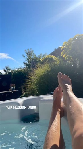 Birgit / Model / Bestager / Photolover on Instagram: "Was war das bitte für ein tolles Wetter am Wochenende und ich habe jeden Moment genossen, du hoffentlich auch? Was ich aber eigentlich mit euch besprechen möchte In letzter Zeit wurde ich öfter auf meine Figur angesprochen, also dann lasst uns reden. Manches ist Genetik, dann ist es sehr regelmäßige Bewegung aber auch ein bewusster Lebensstil. Alles keine Geheimnisse und dennoch fällt es manchen schwer. Tatsächlich habe ich auch nicht immer L