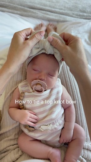 ✨ How to Tie the Perfect Top Knot ✨ This tying method creates a bow that rests flat against the baby’s forehead, ensuring a soft and comfortable fit for newborns.✨ ✨Watch how easy it is to style your Harper Remi bow — adjustable, adorable, and made to grow with your baby! 💕 Available in newborn baby sizes, and in two sweet styles: top knot or oversized #babyfever #summerbaby #newbornbaby #babygirloutfit #babygirl #newbornphotography #newborn #babygirloutfit #babybows