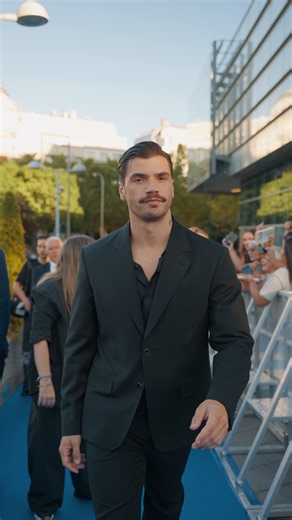 Ester y Hugo llegando a la premiere de #EnfrentadosMarfil 😍 ¿La quieres ver? Disponible desde hoy en Prime Video.
