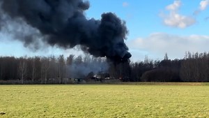 Er woedt op dit moment een grote brand in Hellevoetsluis, ga naar Rijnmond.nl voor het laatste nieuws. | Rijnmond