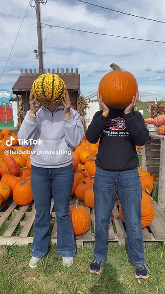 🎃 #womenswrestling #collegewrestling #teambonding #pumpkinpatch