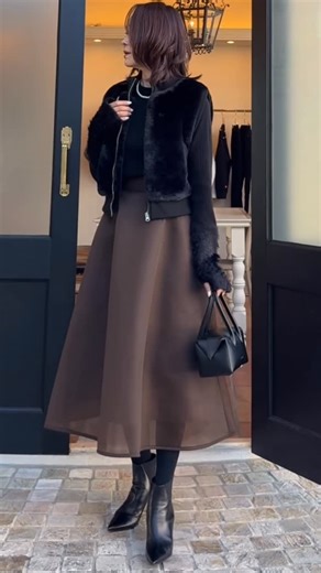 Akiko Yamada on Instagram: "⁡ ⁡寒い日におススメな指抜きニット🧶 スカートはSYSORUSコラボ 来週発売予定なのでぜひチェック✔︎ ⁡ シャギーフィンガーリブニット @sysorus.select トップページより ご購入いただけます◡̈* ⁡ ⁡ ⁡ ⁡ ⁡ #instagood#outfit#code#instalike#fashionista#instafashion#ootd#simple#chic#style#stylish#styleblogger#Instafashion#fashiongram#mystyle#fashionista#sysorus#シソラス#コーデ"