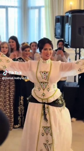 Danse Kabyle à Paris : Performance Culturelle