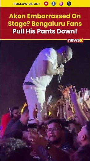 #akon Viral Concert Moment: Crowd Pulls His Pants in Bengaluru #trending #shorts
