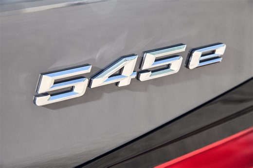 Video: BMW 545e Goes All Out on Autobahn, Proves It's Fast Enough