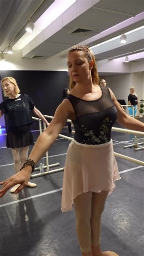 🎹✨ The magic of adult ballet accompanied by live piano is simply indescribable. Every note, every movement, every breath becomes pure poetry. 💫 We’re so happy and grateful for each of you who shared this unforgettable experience with us. You embody the true spirit of Thalhe, proving that ballet has no age, no limits, only passion and heart. 🩰 A very special thank you to our incredible teacher, Claudia Mota, for guiding this beautiful class with so much grace, artistry, and inspiration. 💛 It 