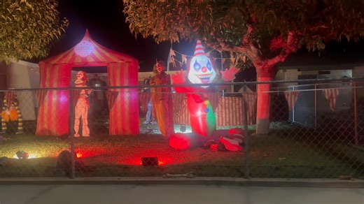 Take notes these people definitely understood the assignment #halloween #decorations #creepy #scary #fyp #90snostalgia | 90's Nostalgia