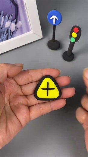 Let’s try making traffic signs by sticking them together. Parent-child crafts, clay crafts, traf