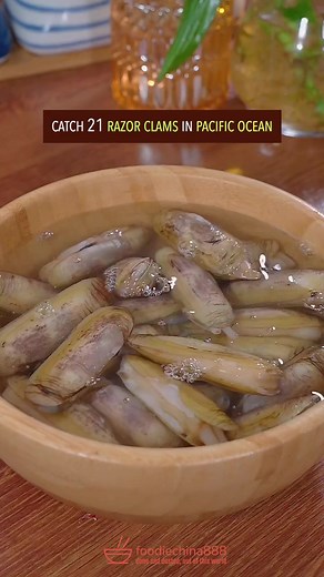EASY STEAMED RAZOR CLAM SOUP RECIPE #seafood #clam #soup #chinesefood #cooking #shellfish | Street Food The World
