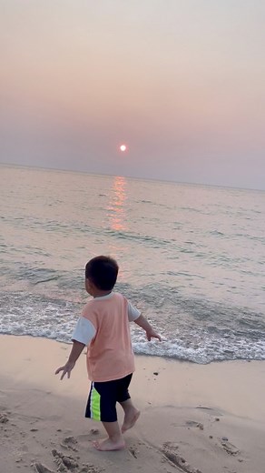 Beautiful sunset from Michigan Lake 🌅🫶🏼 #michiganlakes #memories #followerscontent @highlight | Hser Lay