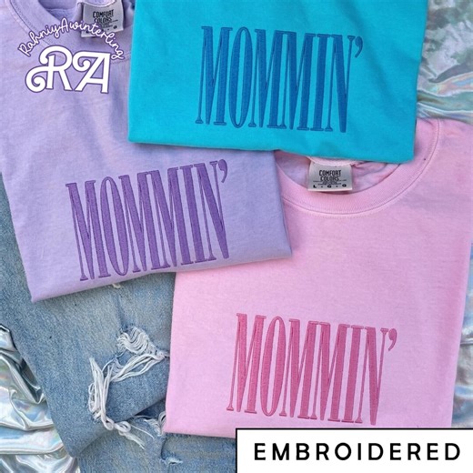 Comfort Colors® Embroidered Mommin' T-shirt, Custom Text on Sleeve Sweatshirt, Mama Y2K Baby Tee, Custom Thread Color, Mother's Day Gift - Etsy