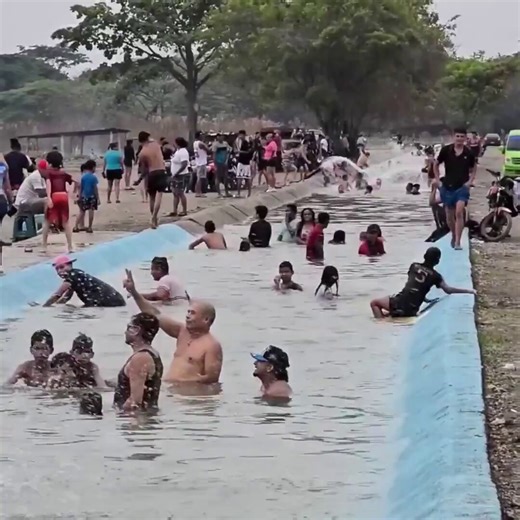 Sí, da asco esto el coño de tu madre. Las piscinas están reguladas y se limpian y sanitizan. Los ríos y playas DEBEN conservarse porque son parte del ambiente, sin mencionar que con sus propios procesos se limpian en cierta medida. Acá no se cumple nada de eso, no hay control.