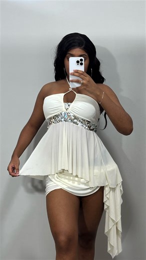 Danny 🌹 on Instagram: "Customizando roupa pro ano novo ✨ a cor do look mudou no final pq pintei meu studio kkkkkkkkkk mas a roupa é a mesma 🤍 #tshirthack #diy #styling #customized #tutorial #thriftflip #dressupcycle #upcycleddress #costura #costuracriativa #facavocemesmo #conjunto #ideas #instagram #diy #customized #customizacao #transformação #pinterest #inspiração #fy #upcycling #glowup #customização #criatividade #reels #anonovo #fimdeano"