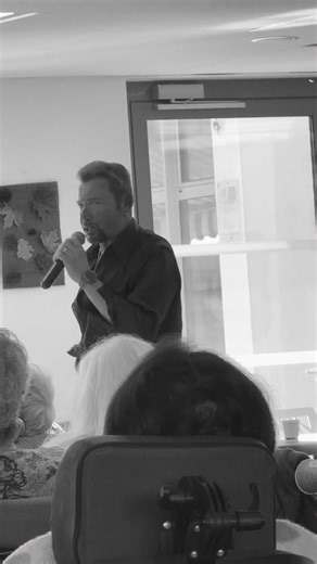 Un après-midi musical plein de vie 🎶❤️ Aujourd’hui, la maison de retraite Nîmoise a pris des airs de scène de concert ! Nous avons chanté ensemble de nombreux titres, du Johnny, bien sûr, mais aussi plein d’autres chansons qui ont fait danser, sourire et vibrer les cœurs. Les visages se sont illuminés, les souvenirs ont refait surface, et l’ambiance était remplie de chaleur et de bonne humeur. Un moment de partage sincère, entre émotion, musique et belles énergies. Une journée inoubliable, avec