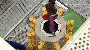 Der Schöne Brunnen muss aufwändig restauriert werden. Seitdem ist das fast 20 Meter hohe Schmuckstück komplett verhüllt. Heute dann die Krönung: Der Turm hat seine Spitze zurück bekommen! :) | Franken Fernsehen