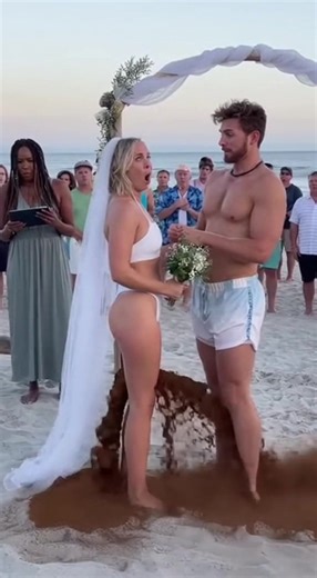 Bride's dress failed and the whole wedding went into panic mode 👰💍#microdrama #weddingtok #chaos #caughtoncamera #viral