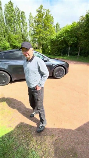 TESLA: Is the rear screen actually the same? €400 for premium vs. €135 for standard