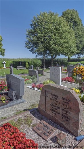 In Germany, burials have traditionally taken place in cemeteries. Now, two states have eased laws, though with restrictions. Should funeral practices be modernized nationwide? | DW News
