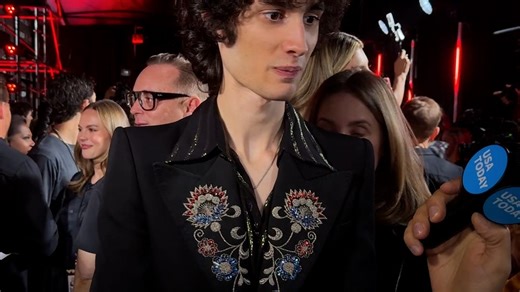 Sombr opens up about music as his outlet at MTV VMAs 2025 red carpet