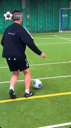 online football coach on Instagram: "AMAZING FOOTBALL SKILL TUTORIAL FOR BEGINNERS FOOTBALLRS #footworkdrills #soccerdrills #beginnersoccer #footballpractice"