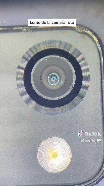 Cristal o lente de la camara roto por culpas de caidas 😅😅 Y lo mejor que podeis hacer si os pasa es taparlo para que mo entre mas suciedad y estropee la camara . #reparaciondecelulares #reparaciondemoviles #phonerepair #profix #camara