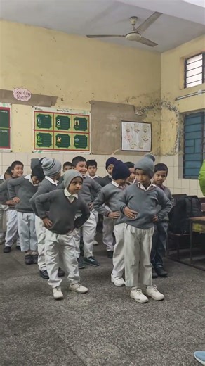 Exercise Time 💪 Fitness 😃 Classroom Workout 👍 #viralshort #creativeteaching #games #trending #fun