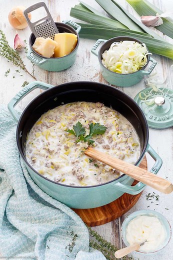 💚Käse-Lauch-Suppe mit Hackfleisch💚 Zum einfachen Rezept👉: https://emmikochteinfach.de/kaese-lauch-suppe-mit-hackfleisch/ Der herzhafte Suppen-Klassiker steht in 35 Minuten fertig auf dem Tisch. Die perfekte Suppe zum Feierabend mit allem drin was lecker ist und was glücklich macht. Mein Rezept kommt mit vielen natürlichen Zutaten und ganz ohne Schmelzkäse aus. | Emmi kocht einfach