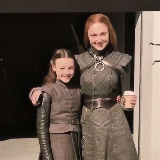 Sophie tunuer blames Emilia clarke for the copy cup