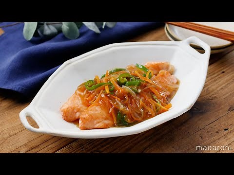 【鮭の甘酢あんかけ】フライパンひとつで完成！にんじん、玉ねぎ、ピーマンなどお野菜たっぷり♪｜macaroni（マカロニ）