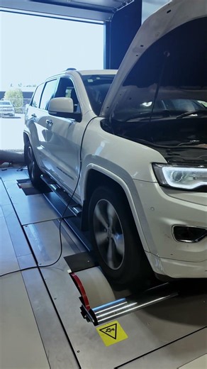 Watch This Grand Cherokee Wake Up