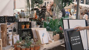 🦢 SWAN MARKET DELFT @ MARKT 🦢 Jawelll! Zondag aanstaande zijn we terug op de Markt; midden in het prachtige centrum van Delft. Op nog geen 1,5 minuut lopen van de Markt, kan je ook in onze nieuwe Swan Market Store shoppen op de Brabantse Turfmarkt 71! 😍 Tot nu toe hebben we in Delft alleen maar spetters gehad, dus we hopen nu eindelijk dat de weergoden ons goed gezind zijn! Heb je zin in een leuke middag weg, om ook alvast een beetje in de Koningsdag-sferen te komen, zorg dan dat je zondag aa