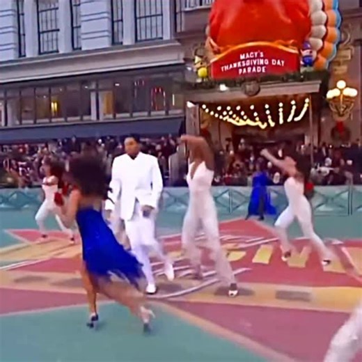 LPJ on Instagram: "LaChanze, Ariana Debose, Storm Lever & the cast of “Summer: The Donna Summer Musical” performing “Last Dance” live during Macy’s 92nd Annual Thanksgiving Day Parade (November 22, 2018) 💙⭐️🦃 Happy Thanksgiving DS fans! #donnasummer #lastdance #macysthanksgivingdayparade #2018 #thedonnasummermusical #summer #lachanze #arianadebose #stormlever #1970s #70s #1978"
