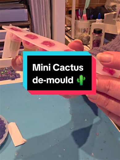 These mini cactus are so cute!! I need to do some more - what colours do you think I should try? Not sure what the little circle is for 🤔