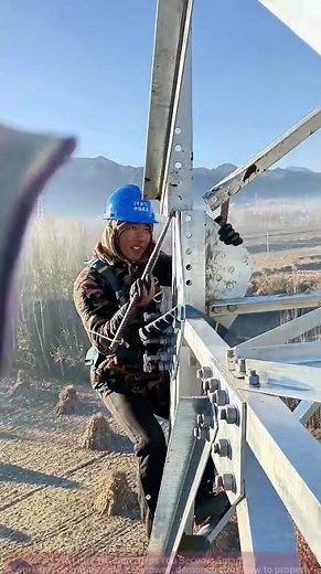 Safety First in High-altitude Work! This Worker Shows You How to Use a Safety Harness