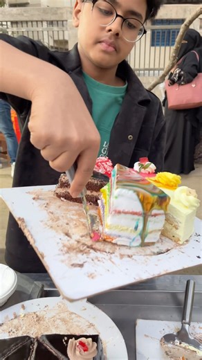 If you see this little boy’s cake-selling skills, you’ll be amazed! #food #illusioncake